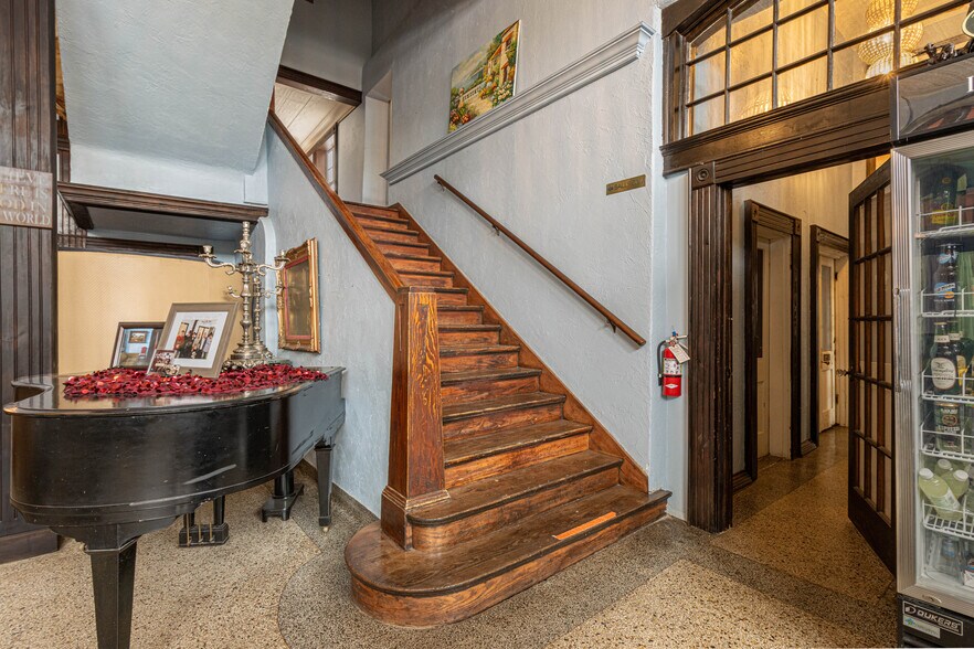 More Photos Of 115 E Commerce St, Mineola Hotel For Sale