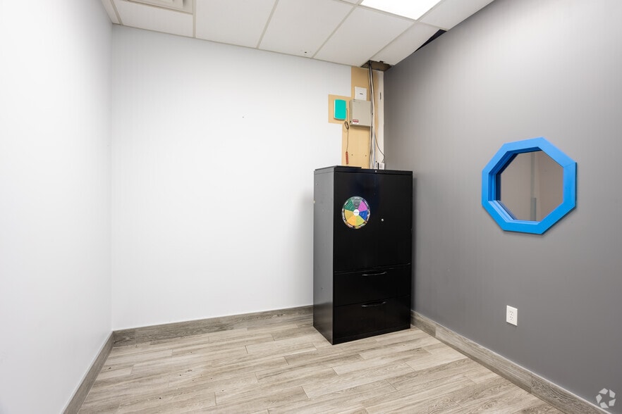 More Photos Of 10008-10022 167 St NW, Edmonton Showroom For Sale