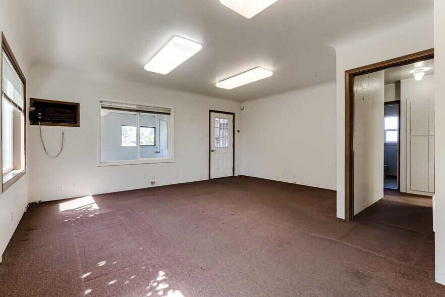 More Photos Of 1350 Ivy St, Junction City Office For Sale