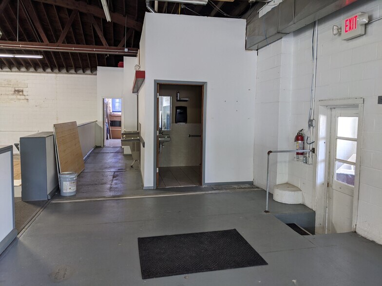 More Photos Of 250 S Kinzie Ave, Bradley Flex For Sale