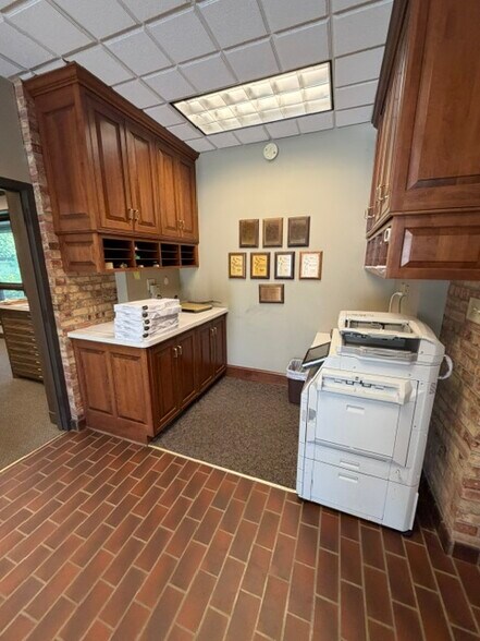 More Photos Of 18340 Minnetonka Blvd, Deephaven Office For Lease