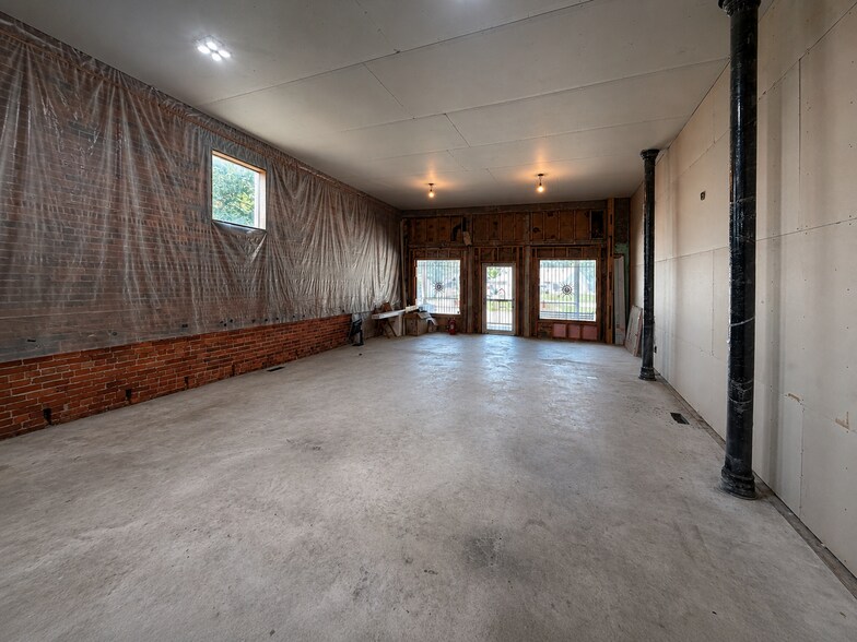 More Photos Of 6943 Monroe, Stockwell Convenience Store For Sale