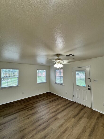 More Photos Of 143 N West St, Bertram Flex For Sale