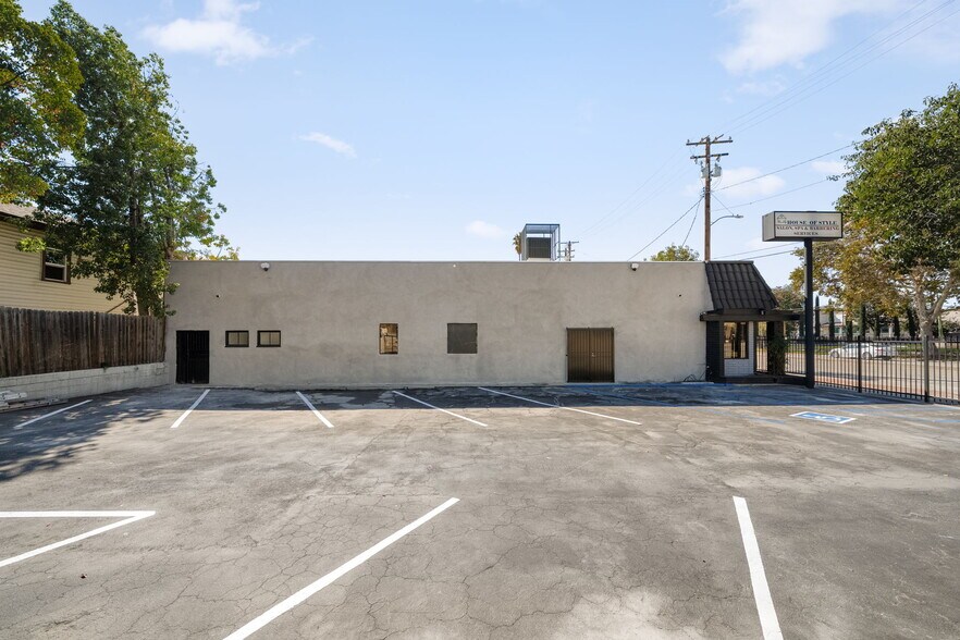 More Photos Of 570 N Towne Ave, Pomona Storefront Retail Office For Lease