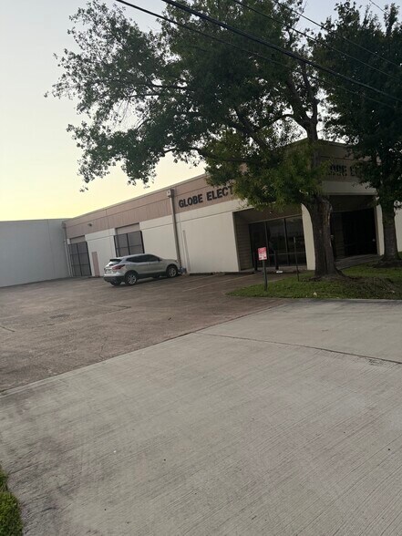 More Photos Of 10902 Roark Rd, Houston Warehouse For Lease