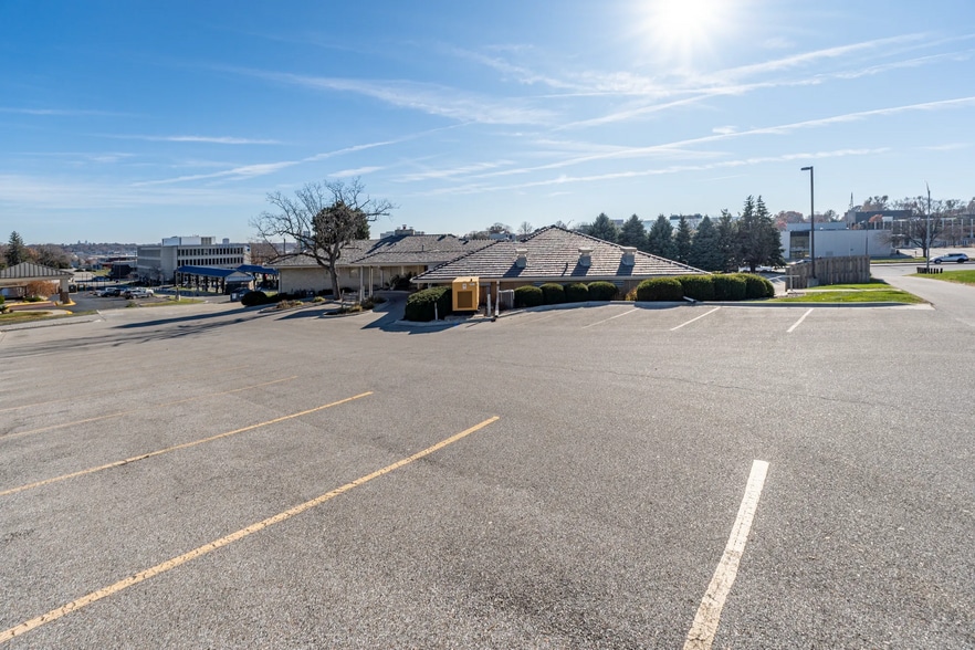 More Photos Of 8900 W Dodge Rd, Omaha Medical For Lease