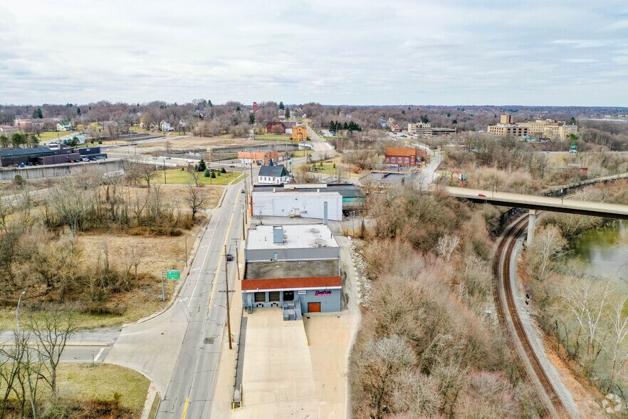 More Photos Of 134 E Woodland Ave, Youngstown Distribution For Sale
