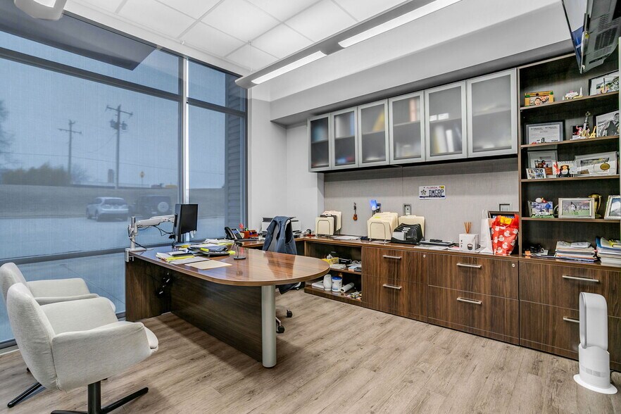 More Photos Of 438 Mayfield Rd, Duncan Flex For Sale