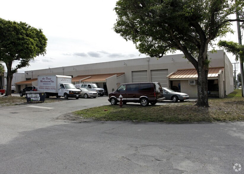 More Photos Of 2385-2396 W 77th St, Hialeah Warehouse For Lease