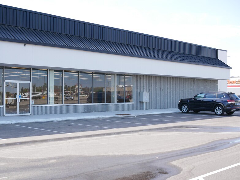 More Photos Of 1605 1st St S, Willmar Storefront For Lease