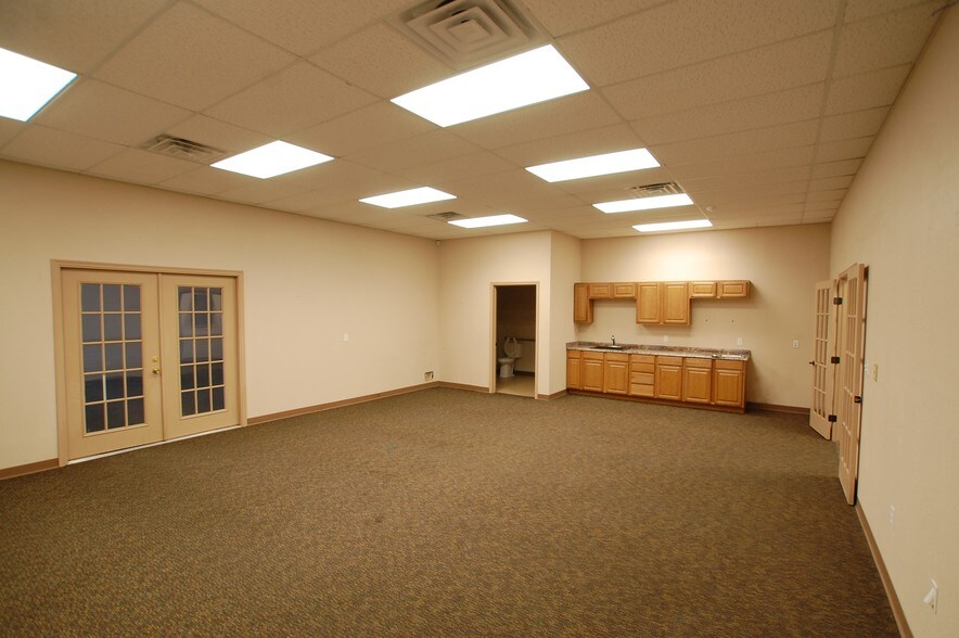 More Photos Of 6101 43rd St, Lubbock Storefront For Lease