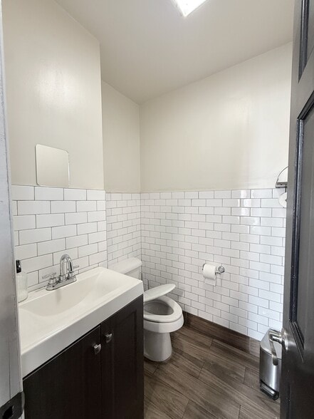 More Photos Of 2814 20th Ave, Long Island City Warehouse For Lease
