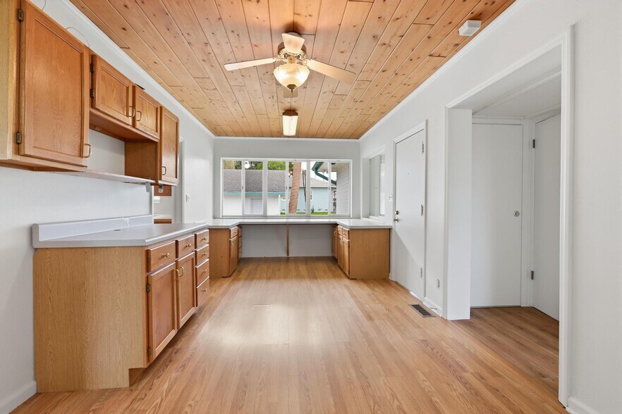 More Photos Of 901 W New York Ave, Deland Office For Lease
