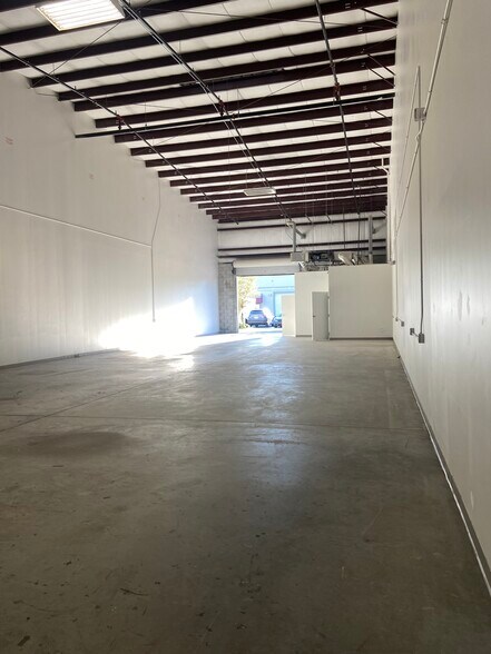 More Photos Of 5032 Forsyth Commerce Rd, Orlando Warehouse For Lease