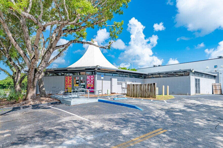 More Photos Of 15657 S Dixie Hwy, Miami Freestanding For Sale