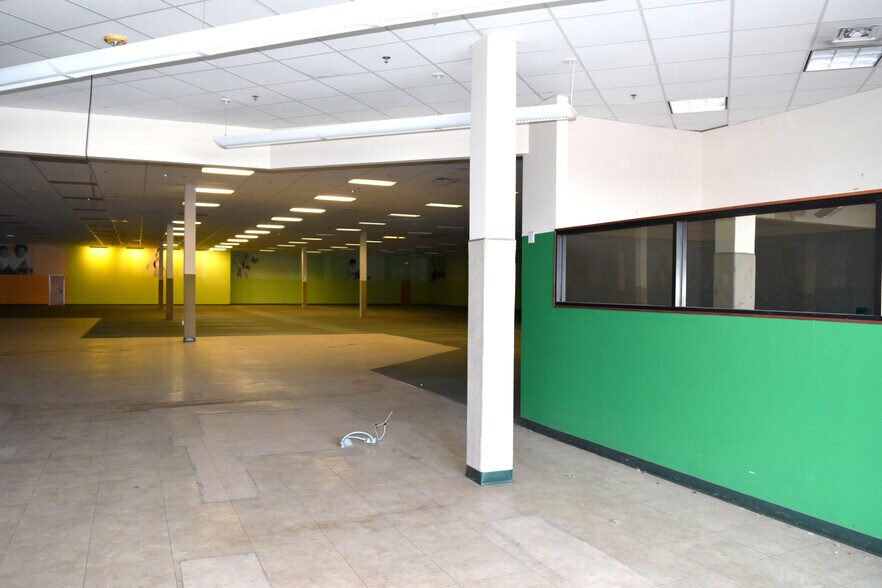 More Photos Of 3249 50th St, Lubbock Supermarket For Lease