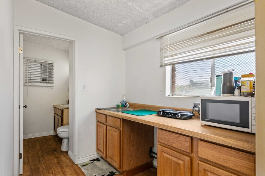 More Photos Of 979 S La Brea Ave, Inglewood Freestanding For Sale