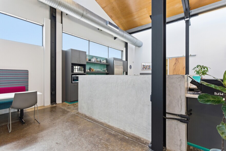 More Photos Of 311-321 Sixth St, San Antonio Office For Sale