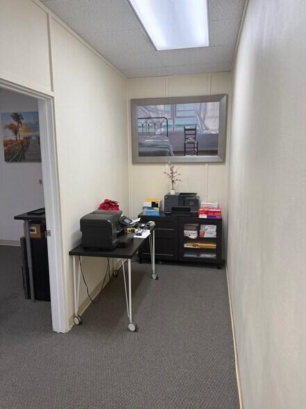 More Photos Of 2045 Hallmark Dr, Sacramento Office For Lease