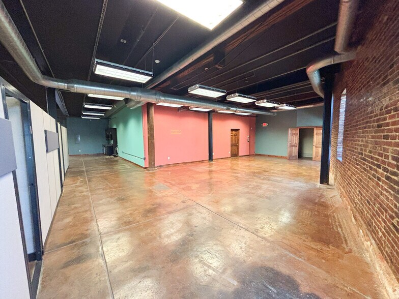 More Photos Of 509 W Olive St, Springfield General Retail For Sale