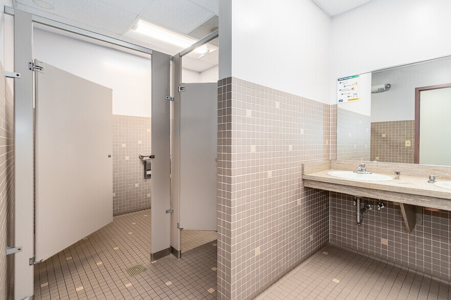 More Photos Of 355 Smoke Tree Plaza Dr, North Aurora Office For Lease