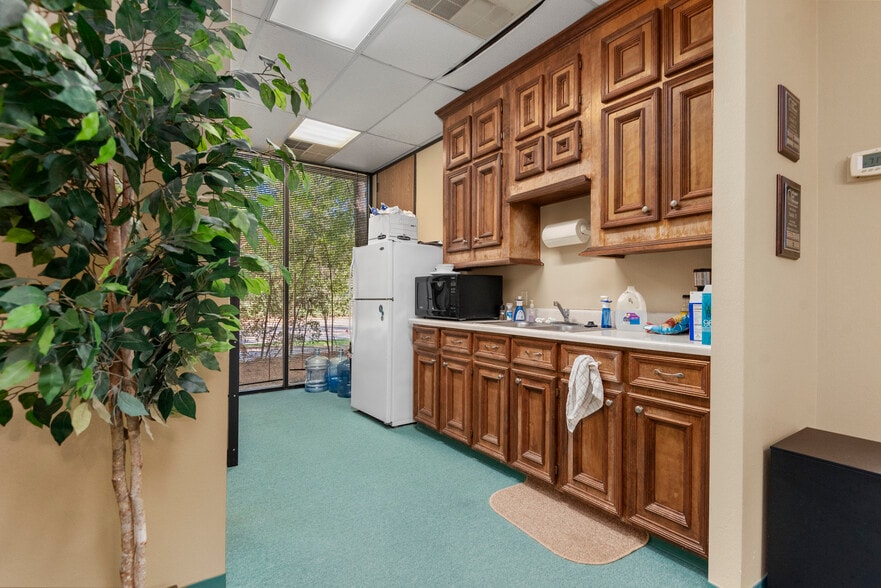 More Photos Of 1214 Stonehollow Dr, Kingwood Office For Sale