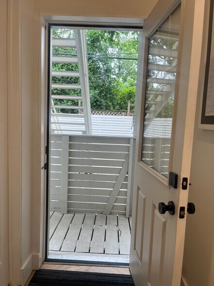 More Photos Of 709 D St SE, Washington Storefront For Lease