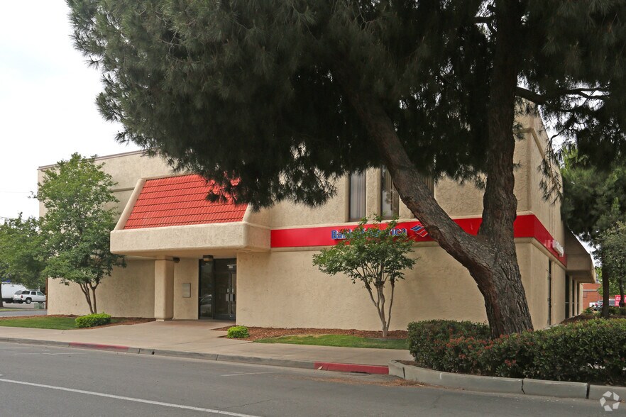 More Photos Of 180 N Redington St, Hanford Bank For Lease