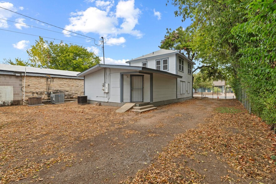 More Photos Of 2117 E Cesar Chavez St, Austin Office Residential For Sale