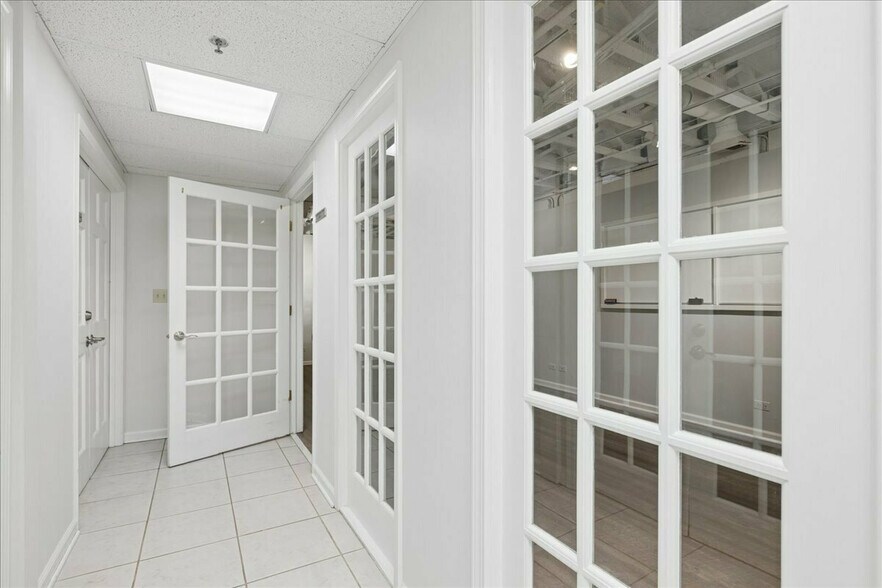 More Photos Of 509 W Old Northwest Highway, Barrington Office Residential For Lease