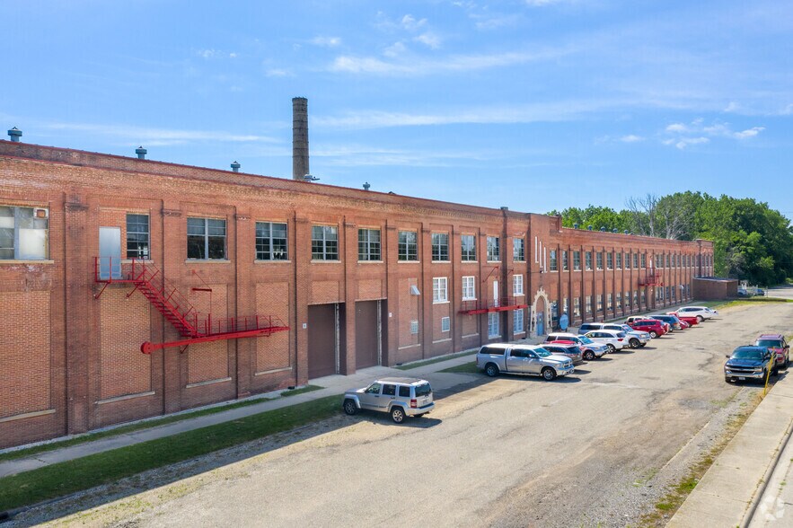 More Photos Of 2701 Deborah Ave, Zion Warehouse For Lease