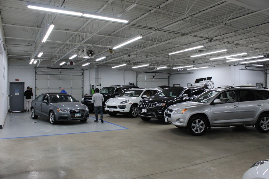 More Photos Of 6820-6848 Washington Ave S, Eden Prairie Showroom For Lease