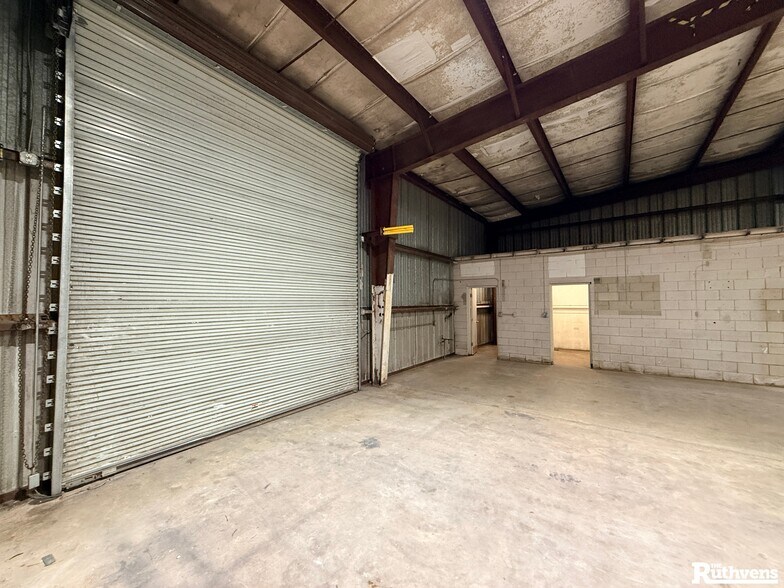 More Photos Of 1042 Hoover Rd, Winter Haven Warehouse For Lease