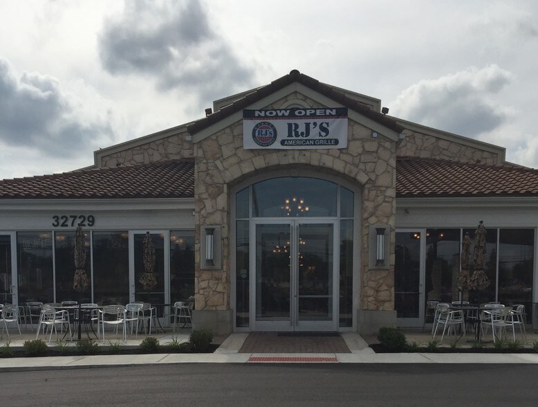 More Photos Of 32729 Northwestern Hwy, Farmington Hills Restaurant For Lease