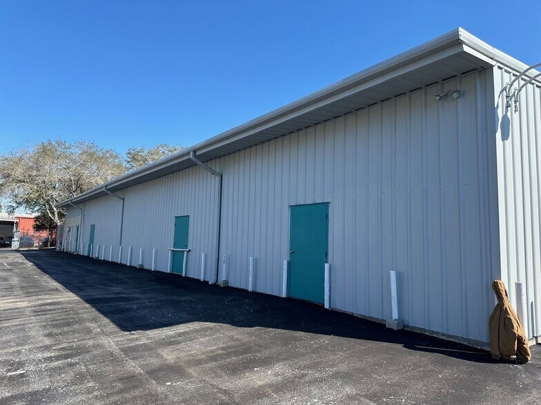 More Photos Of 3945 Sawyer Rd, Sarasota Self Storage For Sale