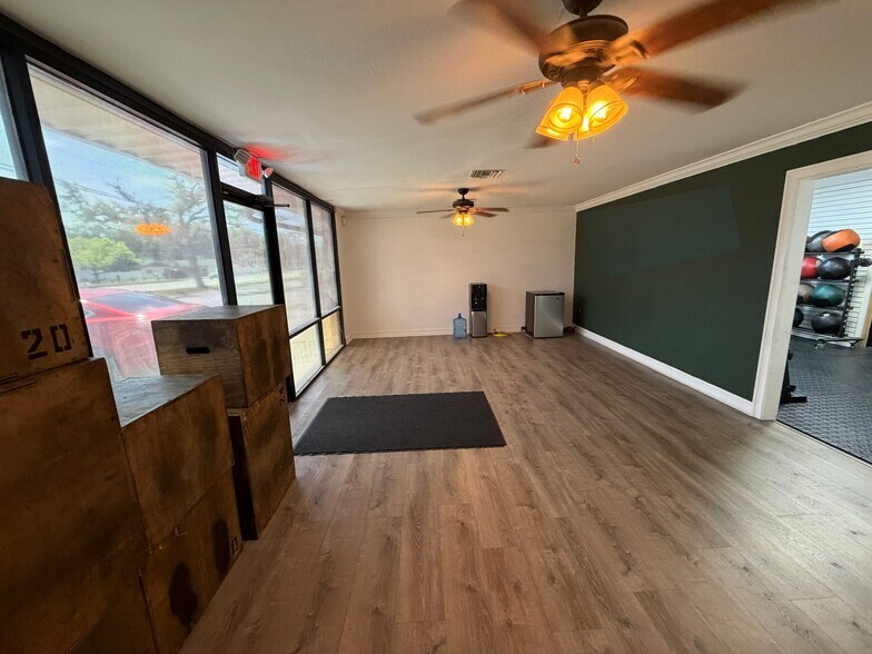 More Photos Of 705 Live Oak St, Tarpon Springs Warehouse For Lease