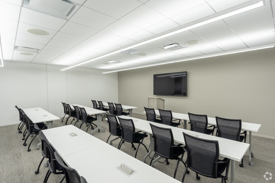 More Photos Of 1 Overlook Pt, Lincolnshire Unknown For Lease