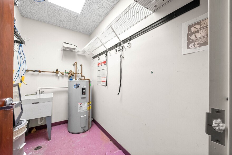 More Photos Of 215 8th St, Clarksville Medical For Lease