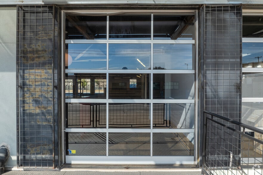 More Photos Of 2001 Irving Blvd, Dallas Showroom For Sale