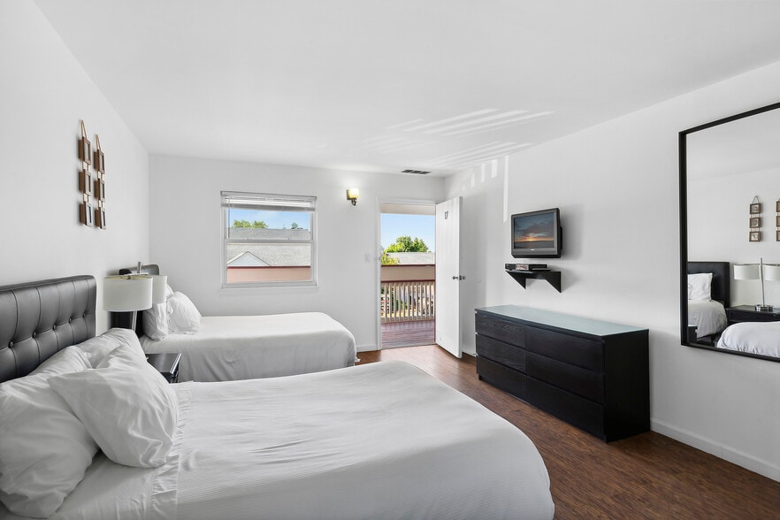 More Photos Of 72 Foster Ave, Hampton Bays Hotel For Sale