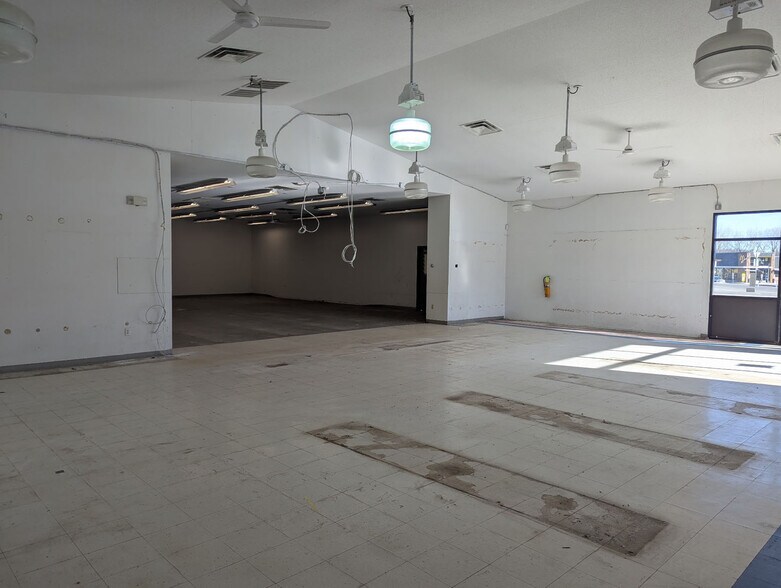 More Photos Of 151 W St Julien St, Saint Peter Freestanding For Sale