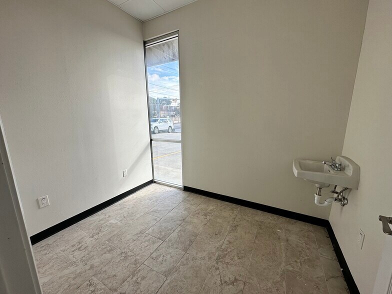 More Photos Of 900 W Jackson Ave, Pasadena Unknown For Lease