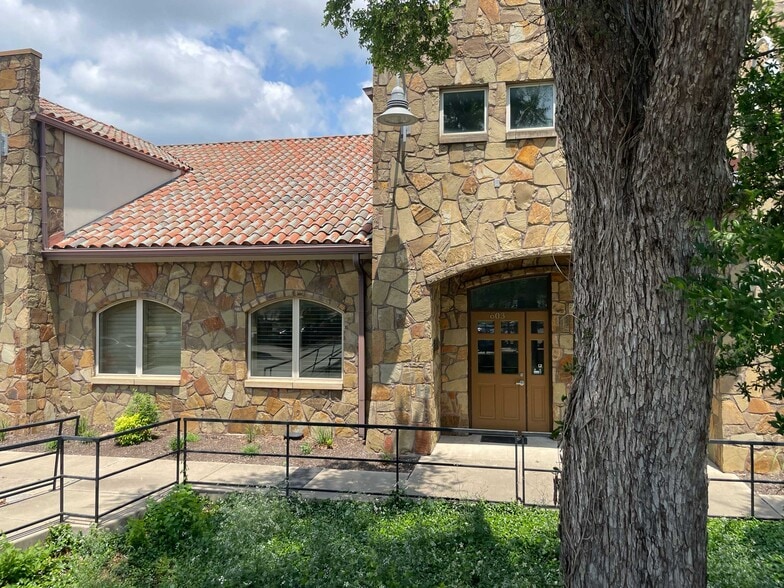 More Photos Of 2500 W William Cannon Dr, Austin Medical For Lease