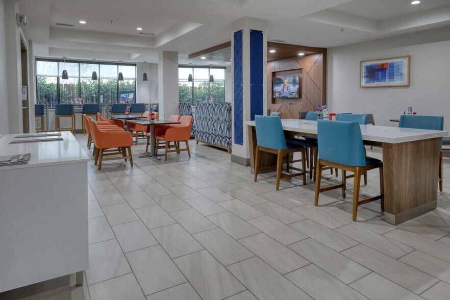 More Photos Of 46300 Interstate 10, Winnie Hotel For Sale