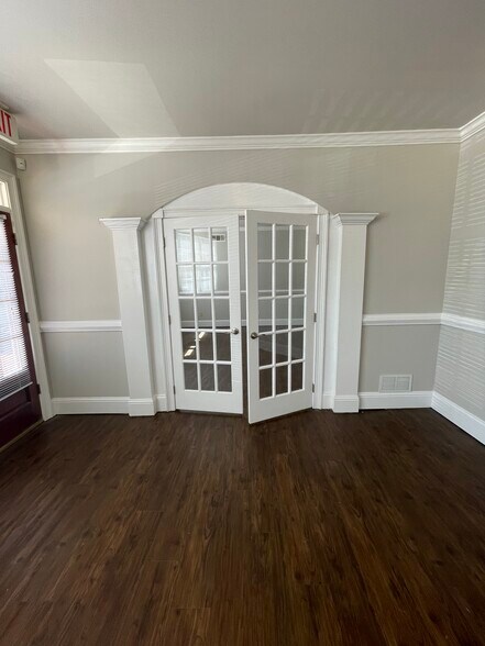 More Photos Of 327 Dahlonega St, Cumming Office For Lease