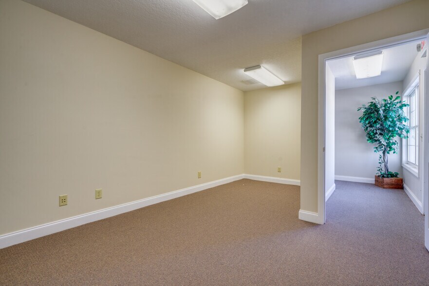 More Photos Of 6911 Cleveland Hwy, Clermont Office For Lease
