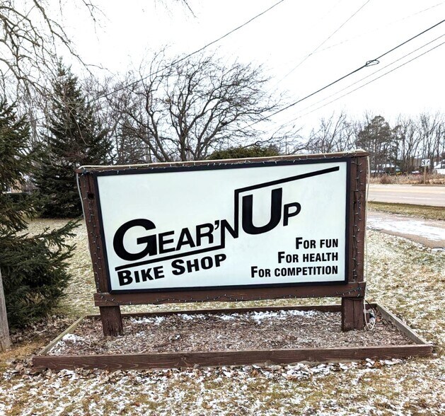 More Photos Of 1276 W Winneconne Ave, Neenah Storefront For Sale