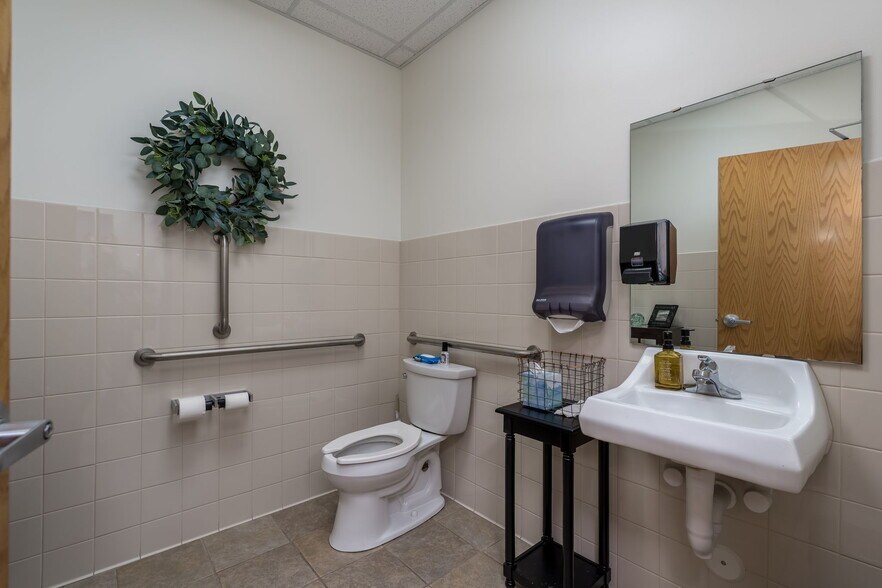 More Photos Of 108 S Minnesota Ave, Saint Peter Storefront Retail Office For Sale