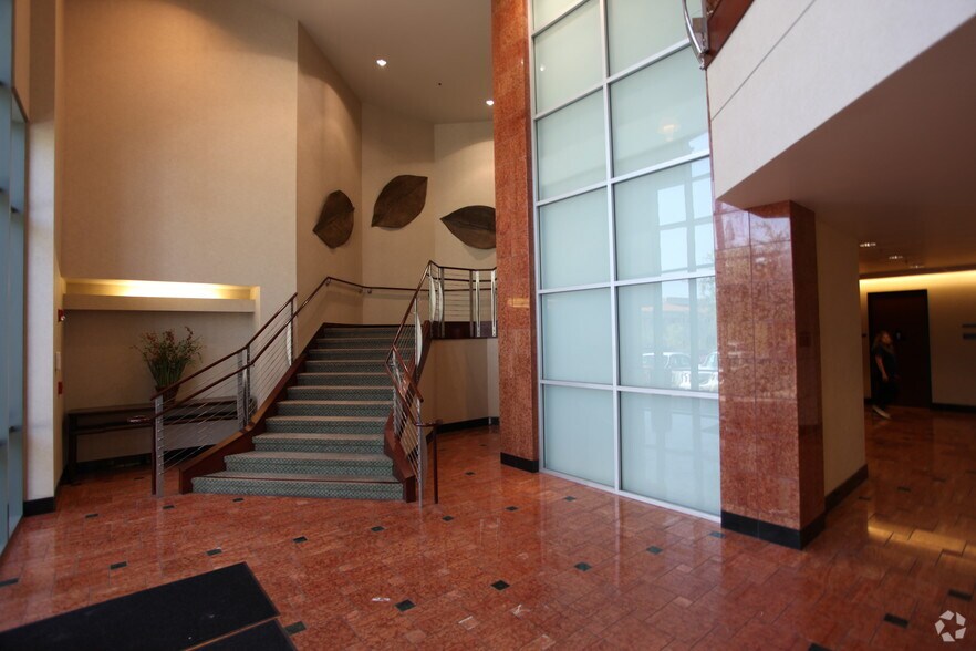 More Photos Of 375 Rolling Oaks Dr, Thousand Oaks Medical For Lease