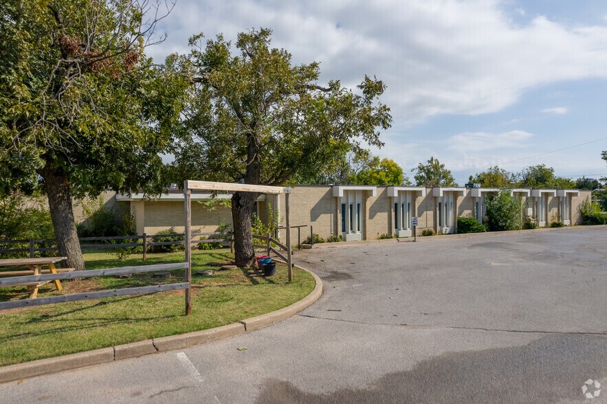 More Photos Of 901 NW 25th St, Oklahoma City Healthcare For Sale